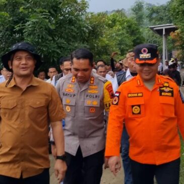 Kunjungan Gubernur Jateng Ke Lokasi Bencana Tanah Bergerak