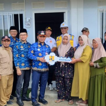 Serah Terima Kunci Huntara Tahap I untuk Warga Terdampak Tanah Gerak Padasari